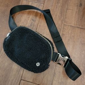 Lululemon Everywhere Fleece Belt Bag - Black